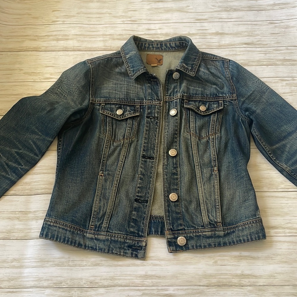 American Eagle medium women’s jean jacket 💙